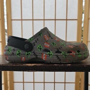 Boys Sz 13 - 1 Clogs Kids Slippers with Green and Black Pattern Minecraft